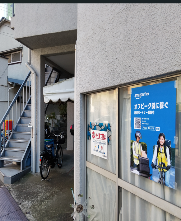 窓面に設置された街頭ポスター